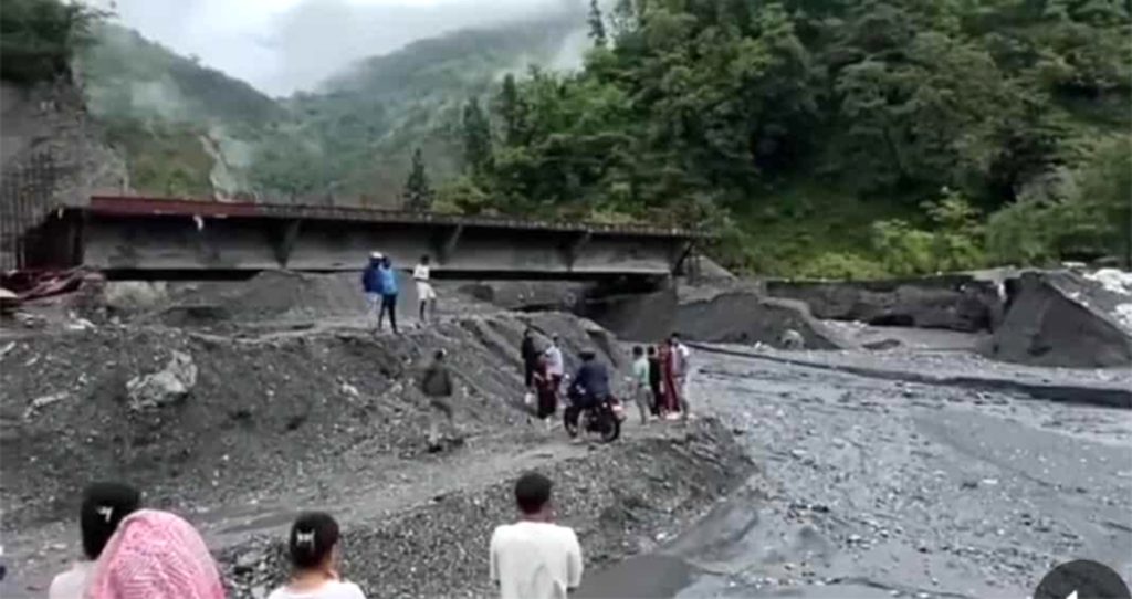 गुल्मीमा डहरेखोलाको पानी बढ्दा सडक अवरुद्ध
