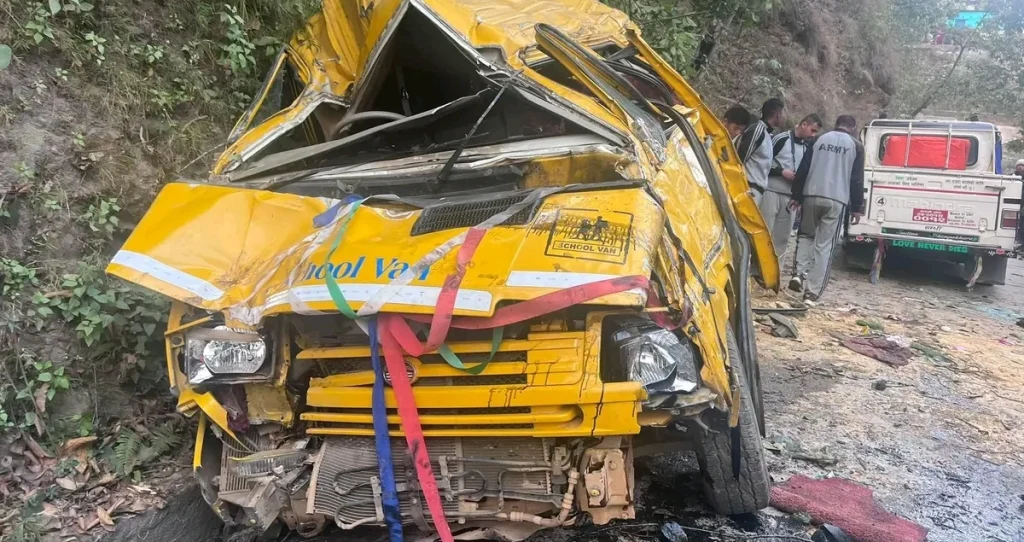 बागलुङमा स्कुल भ्यान दुर्घटना: घाइतेमध्ये ५ जनालाई पोखरा पठाइयो