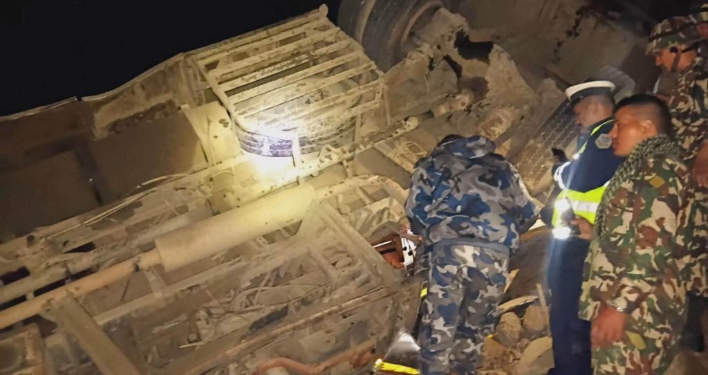 त्रिशूलीमा खस्यो बस: १७ जनाको मृत्यु, २४ जना घाइते