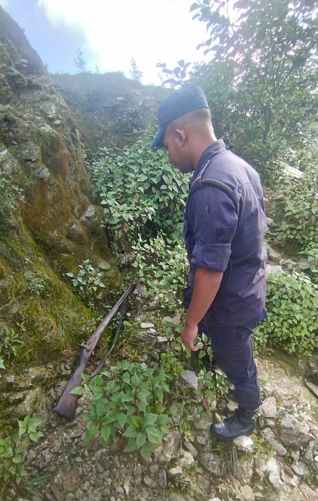 गुल्मीमा फेरि बेवारिसे भरुवा बन्दुक भेटियो,आखिर किन धमाधम भेटिन थाले झाडीमा बन्दुक ?
