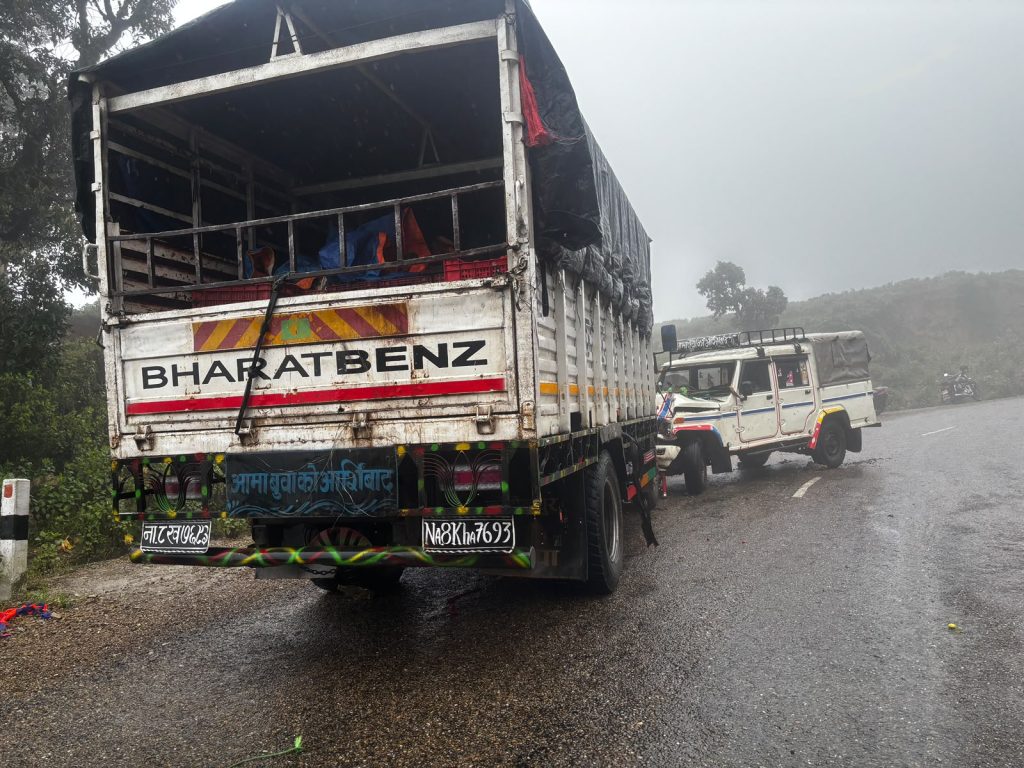 रोल्पामा मिनी ट्रक र बोलेरो जिप ठोक्किँदा ६ जना घाइते